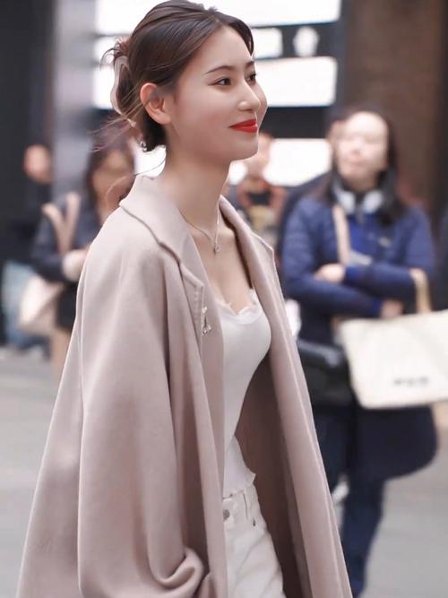 18岁看的美女的相关介绍